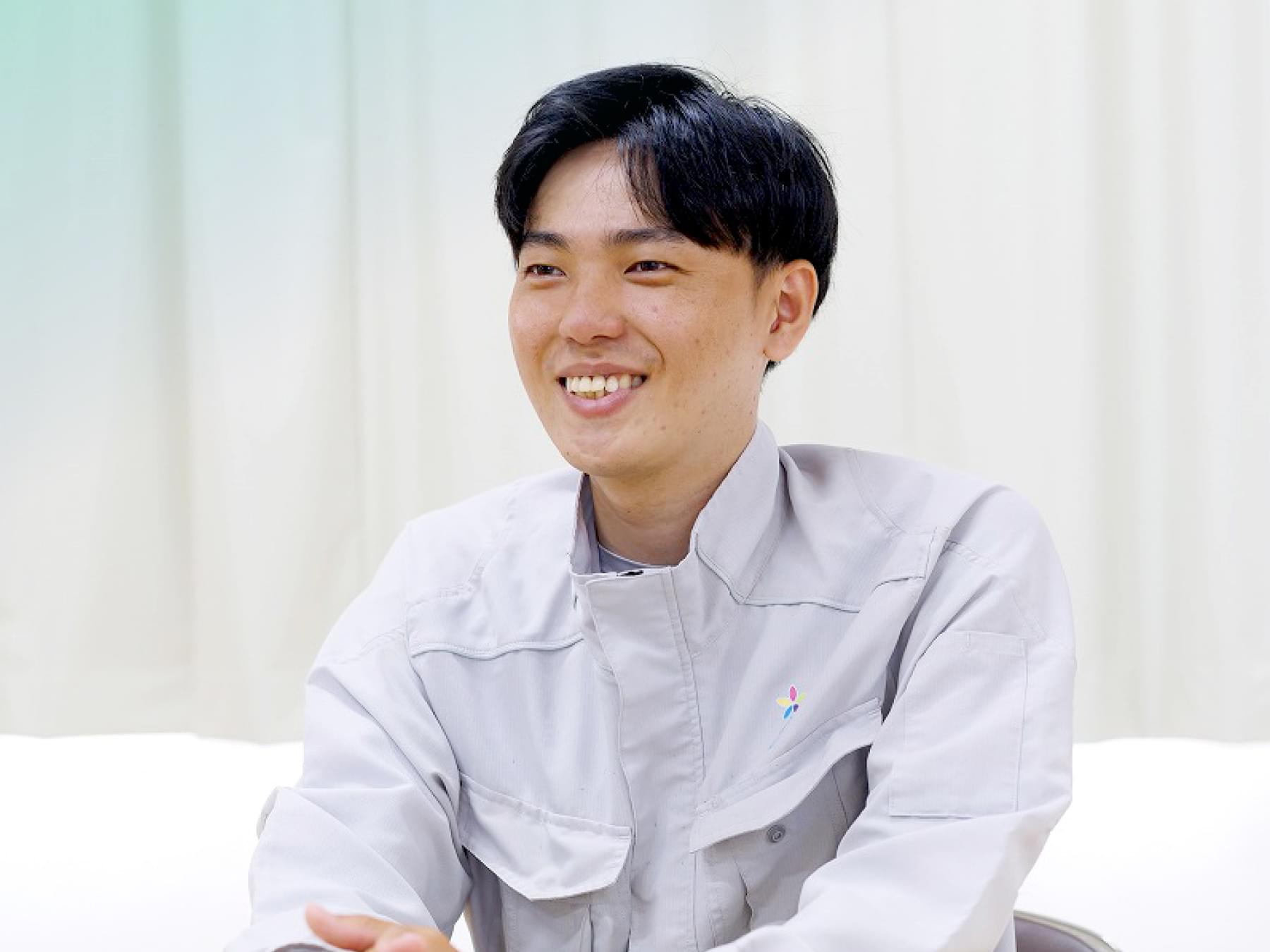 建築部の男性がインタビューを受ける様子