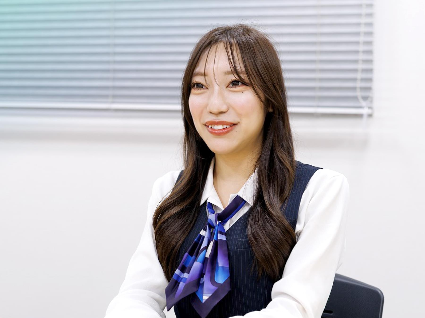 総務部の女性がインタビューを受ける様子