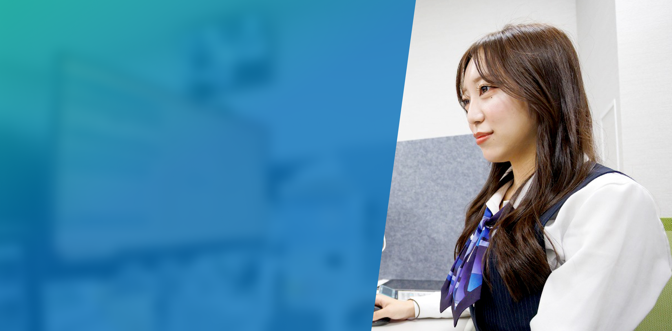社内で事務作業をする様子